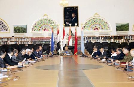 رئيس الجمهورية لدى ترؤسه اجتماع مجلس الدفاع الوطني والقيادات السياسية واللجنة الأمنية أمس